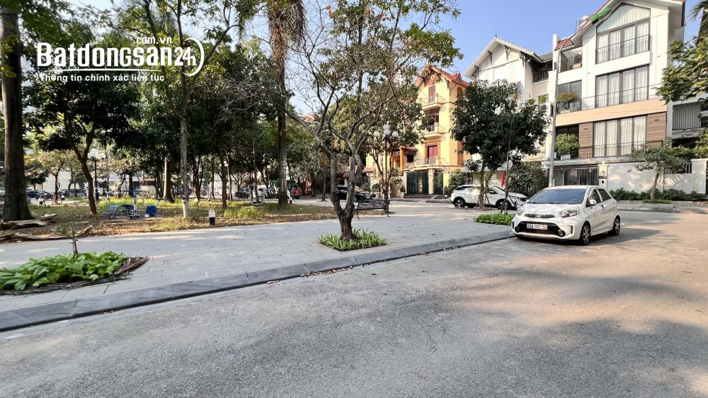 Biệt thự lô góc Sài Đồng, Phường Phúc Lợi, 3 mặt vỉa hè , ôtô tránh, view công viên.