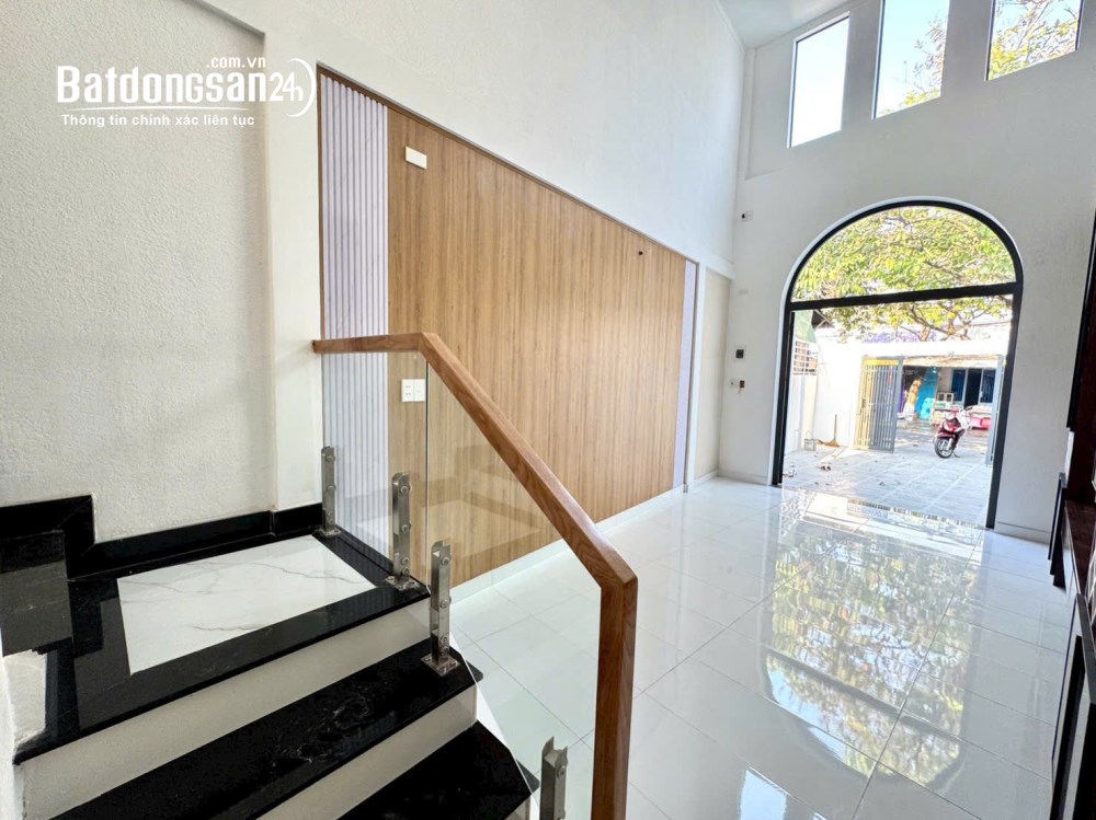 Nhà mặt tiền Nguyễn Thị Tồn, Biên Hòa 106m², giảm còn 4,05 tỷ, kinh doanh, sổ hồng riêng.