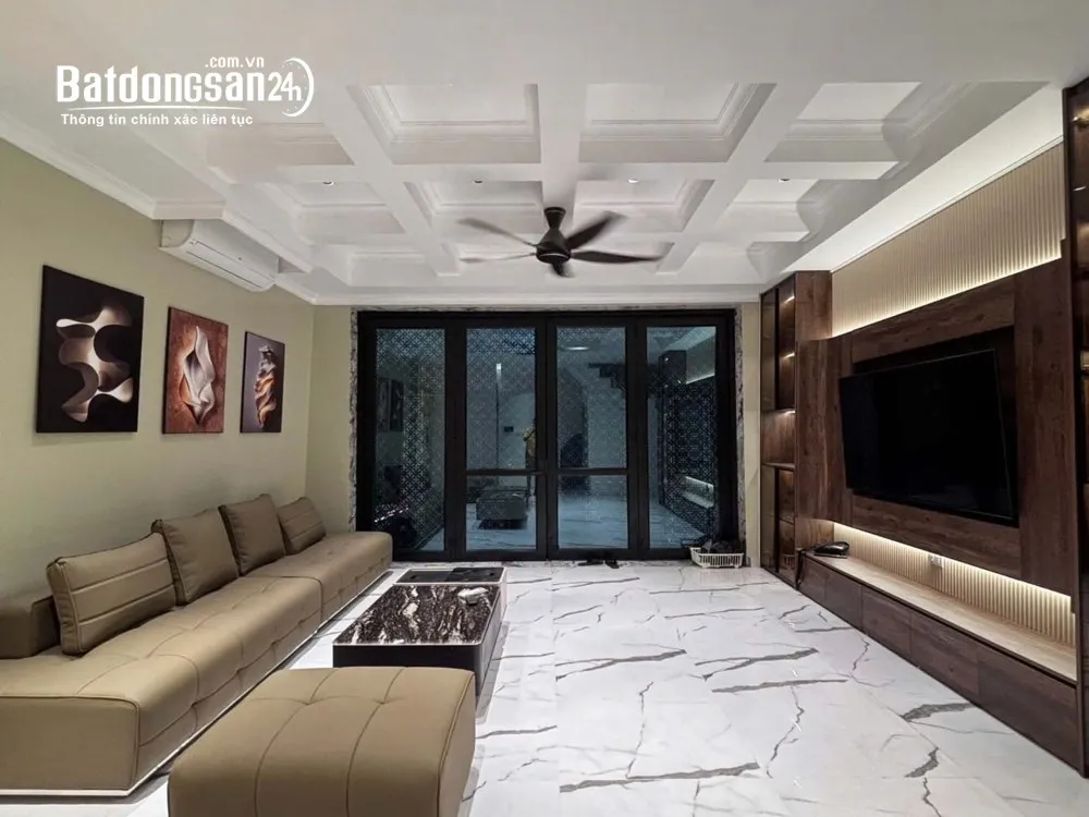 Bán nhà Đống Đa, 43m², 7 tầng thang máy, view hồ, nội thất xịn, hơn 16 tỷ.