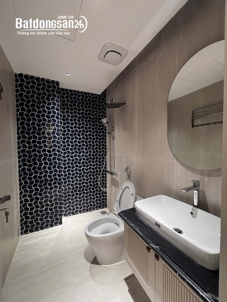 Bán nhà Đống Đa, 43m², 7 tầng thang máy, view hồ, nội thất xịn, hơn 16 tỷ.