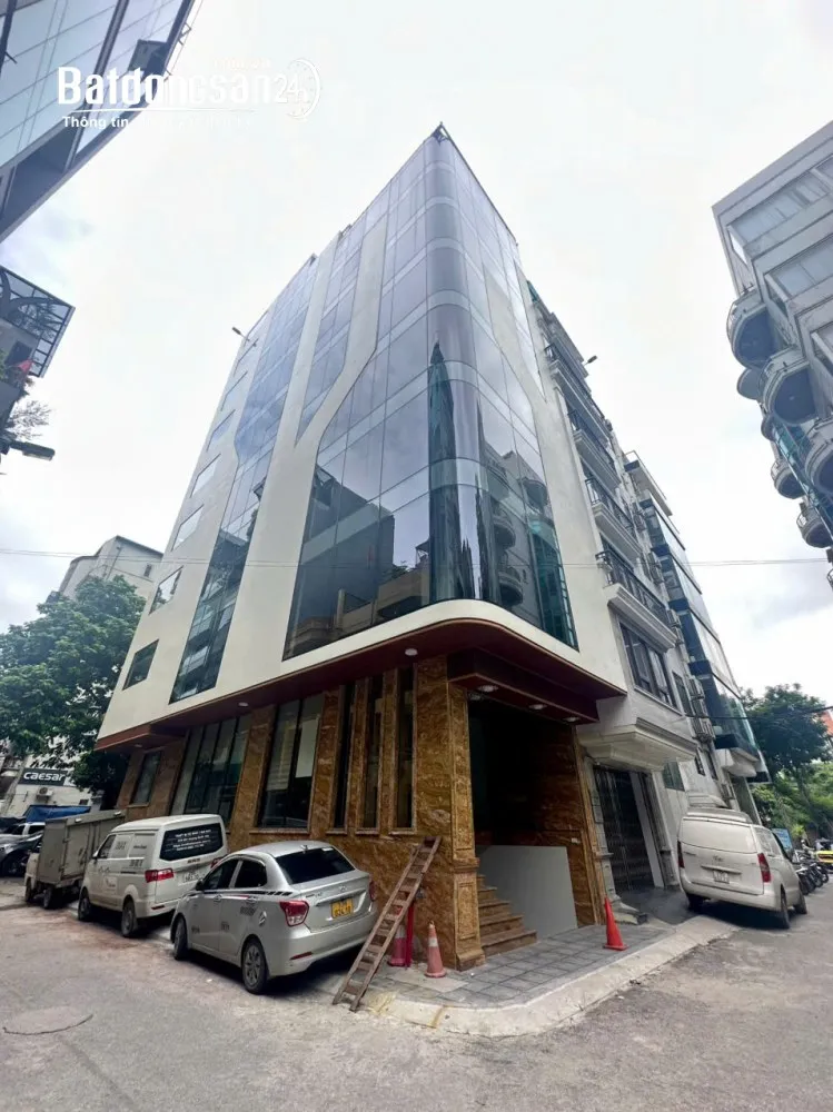 Cho thuê tòa nhà Hoàng Quốc Việt, P. Nghĩa Đô, 8 tầng 105m², hầm để xe, cho thuê 150 triệu/tháng.
