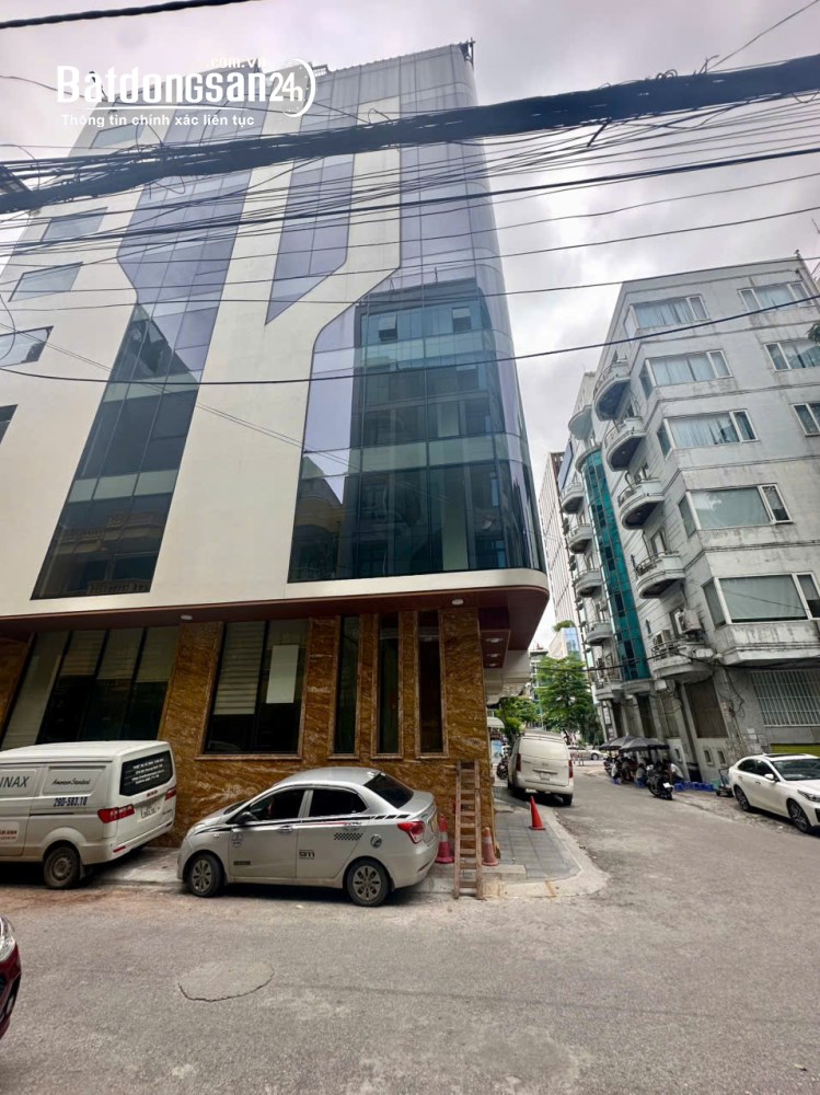 Cho thuê tòa nhà Hoàng Quốc Việt, P. Nghĩa Đô, 8 tầng 105m², hầm để xe, cho thuê 150 triệu/tháng.