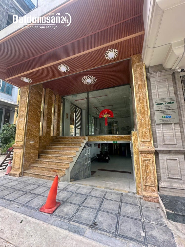Cho thuê tòa nhà Hoàng Quốc Việt, P. Nghĩa Đô, 8 tầng 105m², hầm để xe, cho thuê 150 triệu/tháng.
