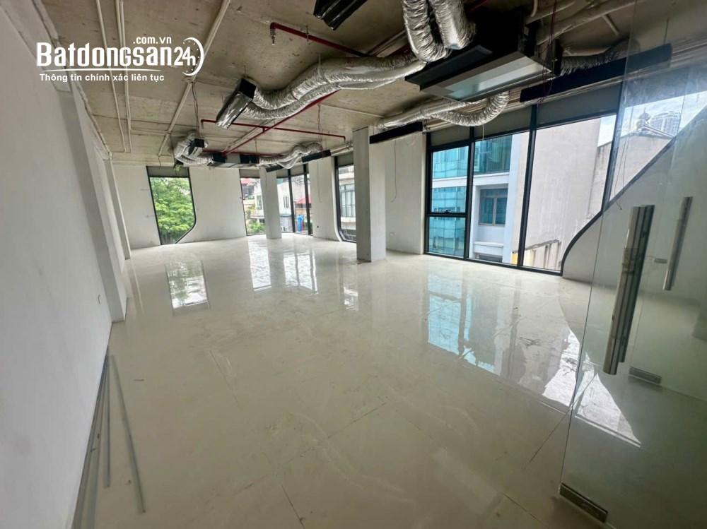 Cho thuê tòa nhà Hoàng Quốc Việt, P. Nghĩa Đô, 8 tầng 105m², hầm để xe, cho thuê 150 triệu/tháng.
