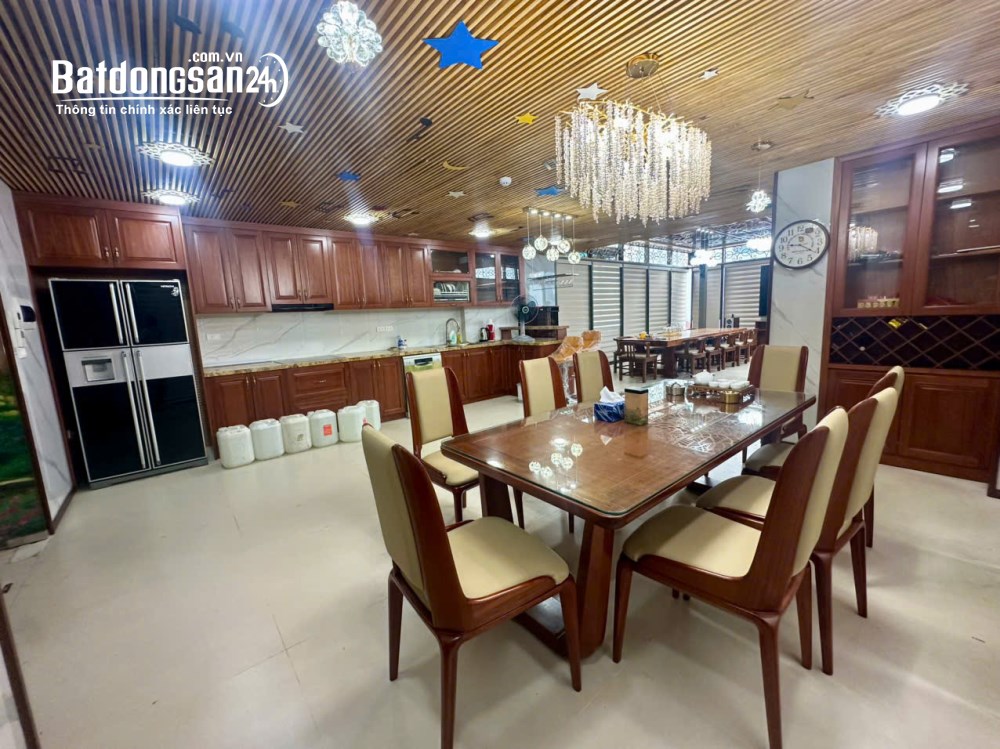 Cho thuê tòa nhà Hoàng Quốc Việt, P. Nghĩa Đô, 8 tầng 105m², hầm để xe, cho thuê 150 triệu/tháng.