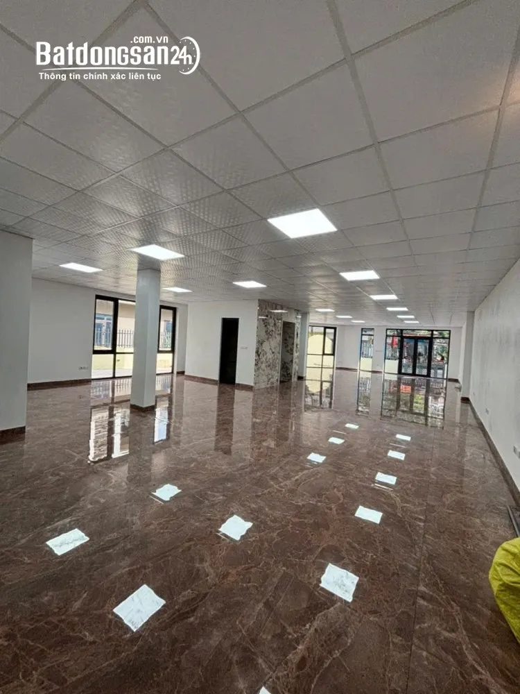 Cho thuê biệt thự góc Đặng Xá, Gia Lâm, 335m² đất, 4 sàn, thang máy, 45 triệu/tháng.