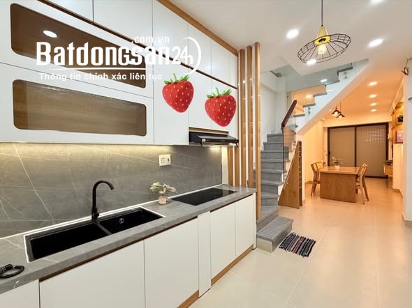 Nhà 2 mặt tiền hẻm ô tô đường 3 Tháng 2, Quận 10, 2PN, 3WC, 6,15 tỷ.