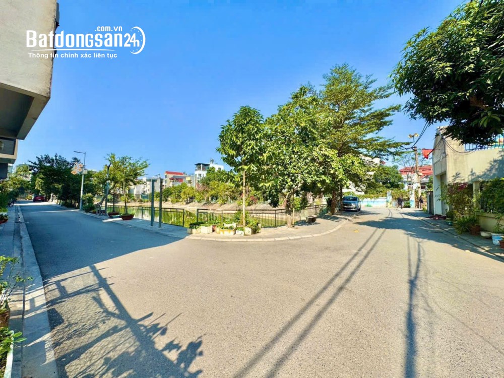 Bán nhà Đông Anh, 80m², nhà 3 tầng view hồ, ô tô tránh, mặt tiền 4m, sổ sẵn giao dịch.