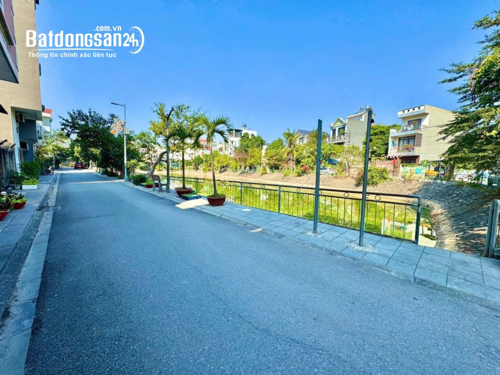 Bán nhà Đông Anh, 80m², nhà 3 tầng view hồ, ô tô tránh, mặt tiền 4m, sổ sẵn giao dịch.