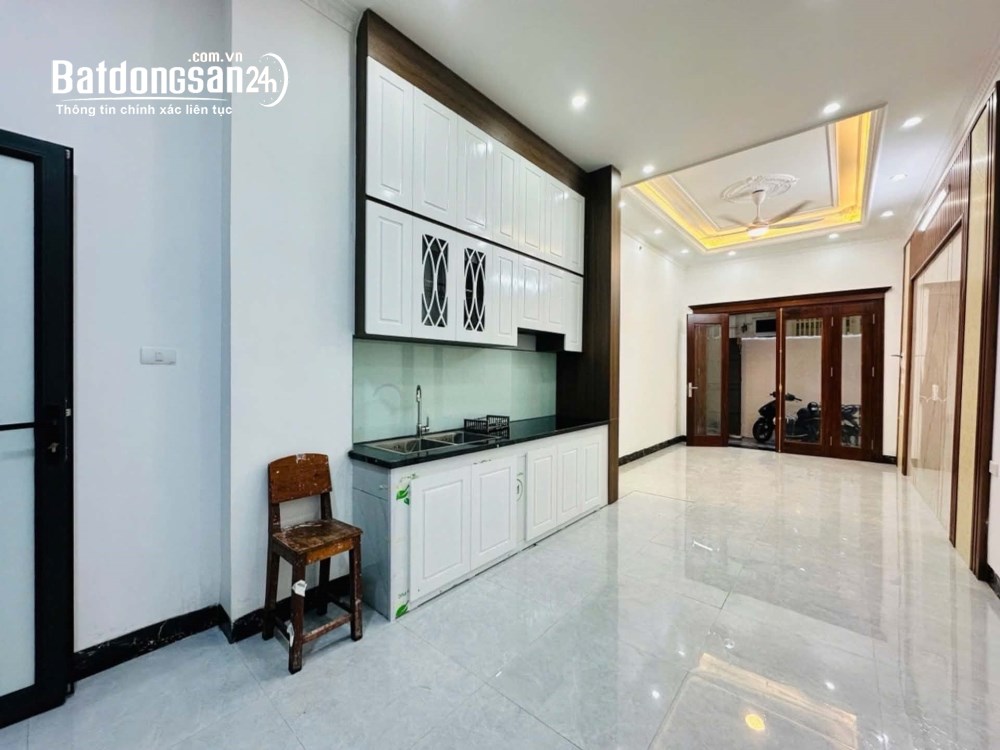 Nhà mới 42m², 6 tầng thang máy, full nội thất, giá hơn 10 tỷ, Phố Hào Nam, Đống Đa, Hà Nội.