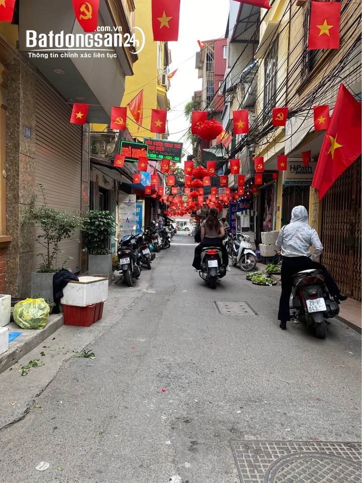 Bán nhà phố Láng Hạ, 40m², 4 tầng, vị trí trung tâm, giá 16,8 tỷ.