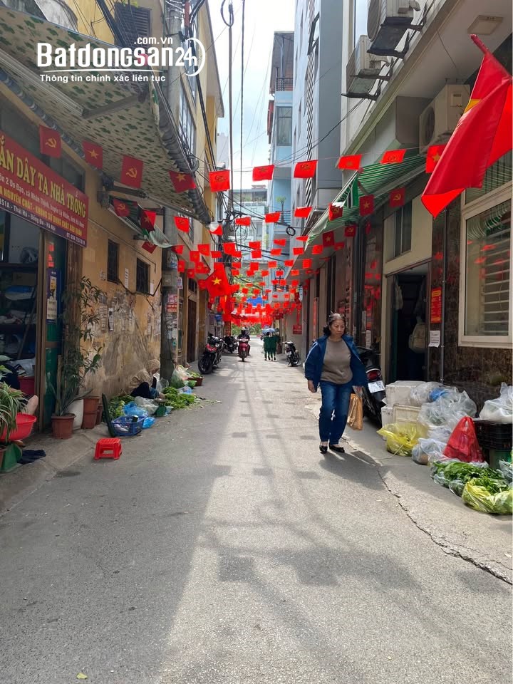 Bán nhà phố Láng Hạ, 40m², 4 tầng, vị trí trung tâm, giá 16,8 tỷ.