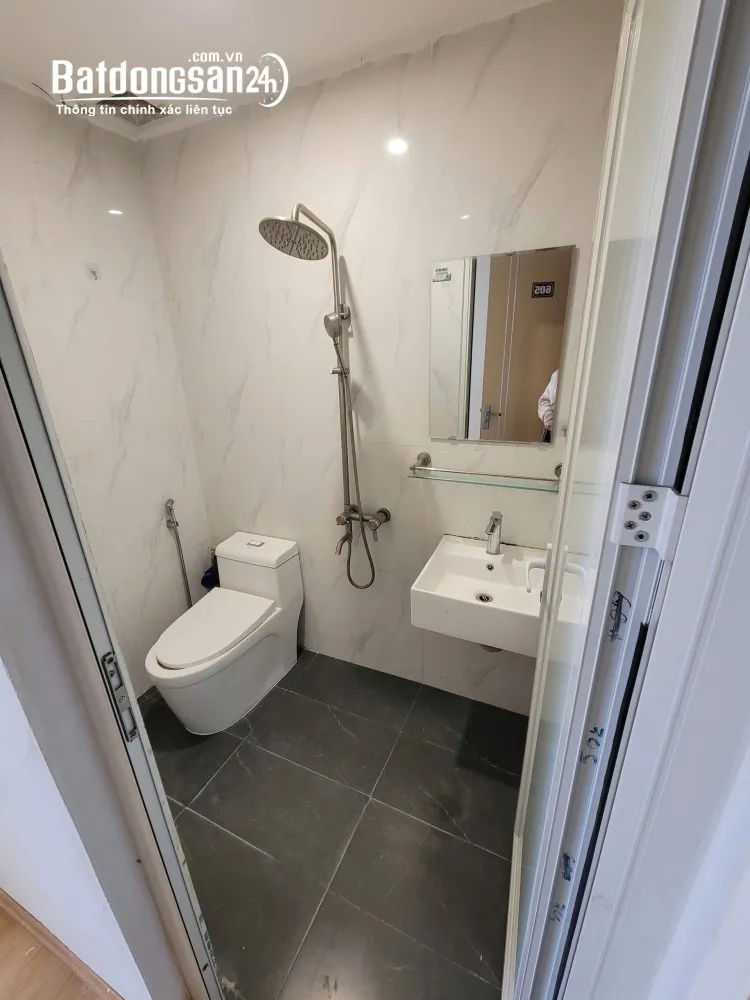 Nhượng phòng Định Công Hạ 30m², view hồ, tầng 6, giá 5,3 triệu/tháng.