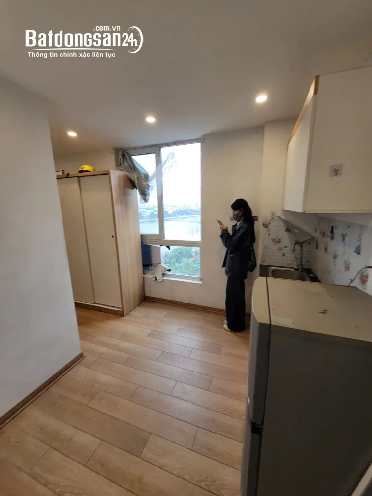 Nhượng phòng Định Công Hạ 30m², view hồ, tầng 6, giá 5,3 triệu/tháng.