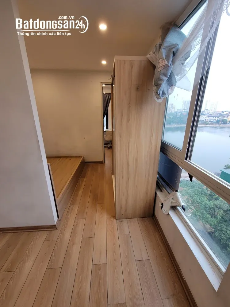 Nhượng phòng Định Công Hạ 30m², view hồ, tầng 6, giá 5,3 triệu/tháng.